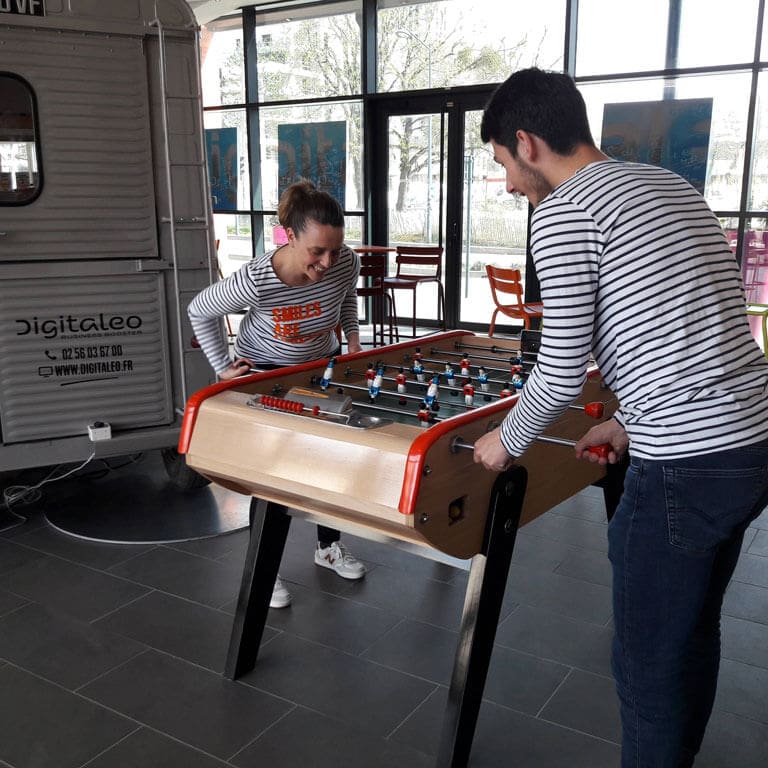 Manue et Martin jouent au babyfoot